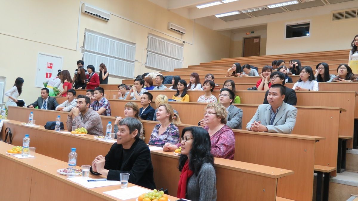 photo 20-11 Thay co Nga cung tham du le ky niem Ngay Nha giao VN tai truong DH Su Pham Moskva_zps9ybzxz9d.jpg